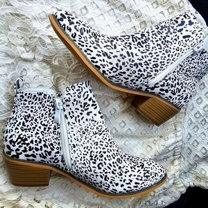 NWOB Journeys Rebel Animal Print Bootie Boot Size 7 Womens